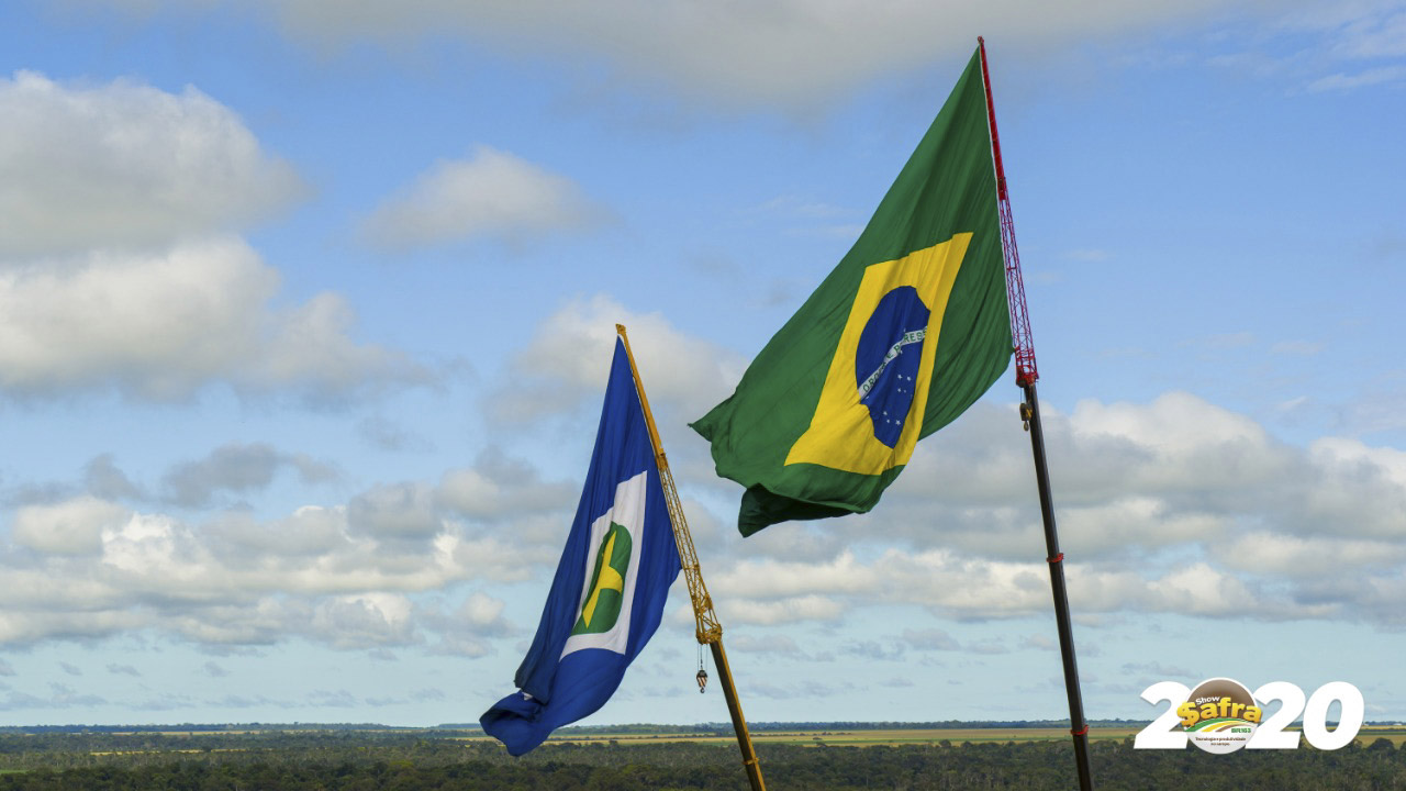 Bandeiras hasteadas no parque da Fundação Rio Verde