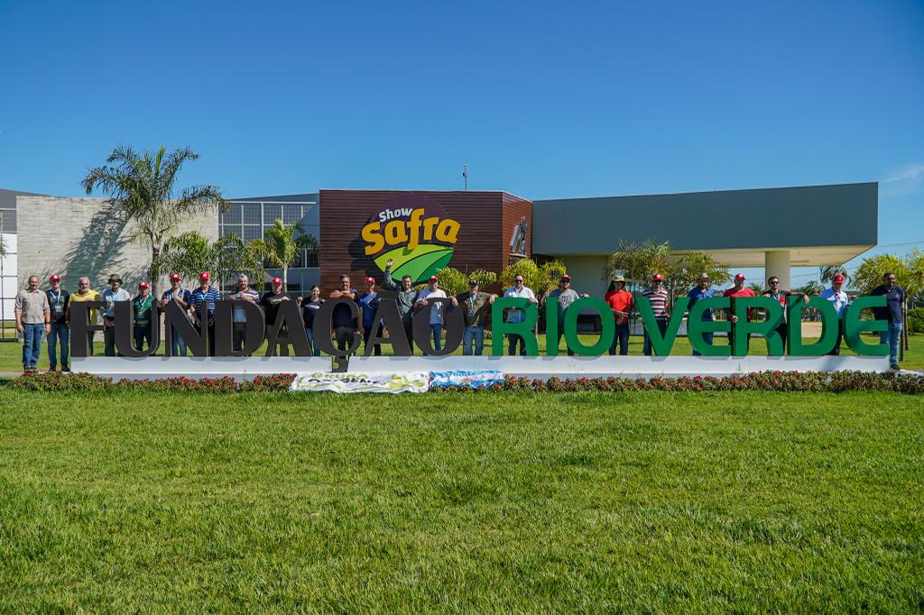 Produtores argentinos visitam experimentos da Fundação Rio Verde