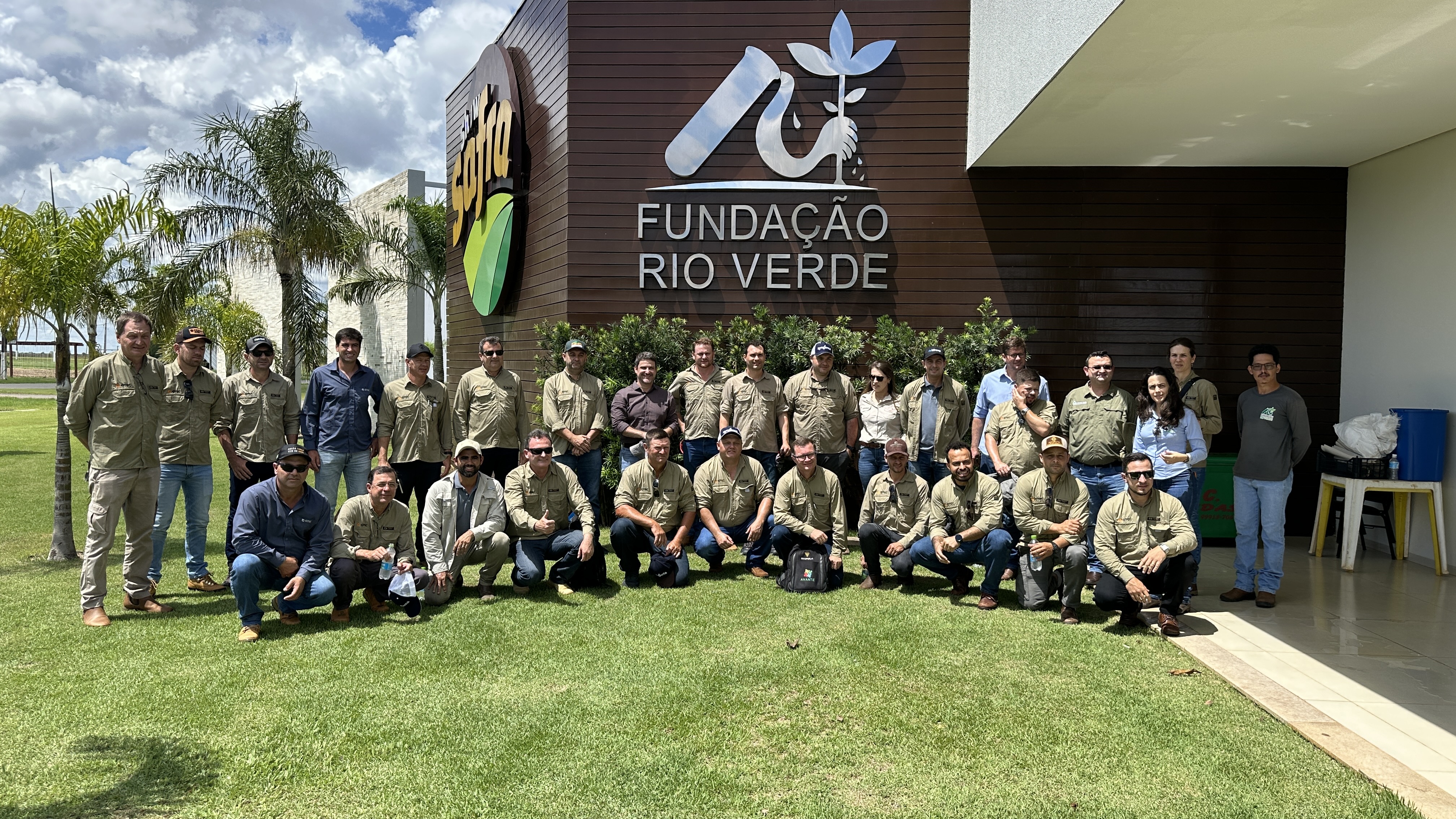 Durante visita à Fundação Rio Verde, consultores buscam informações sobre anomalia da soja