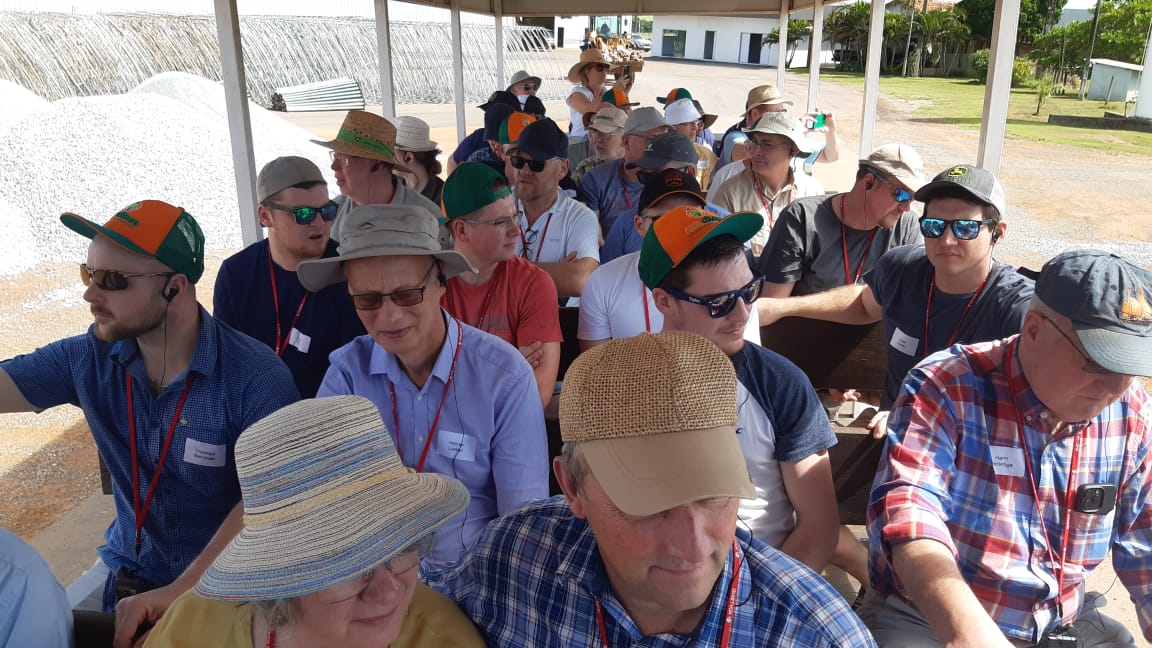 Produtores alemães visitam Fundação Rio Verde para conhecer técnicas de pesquisa