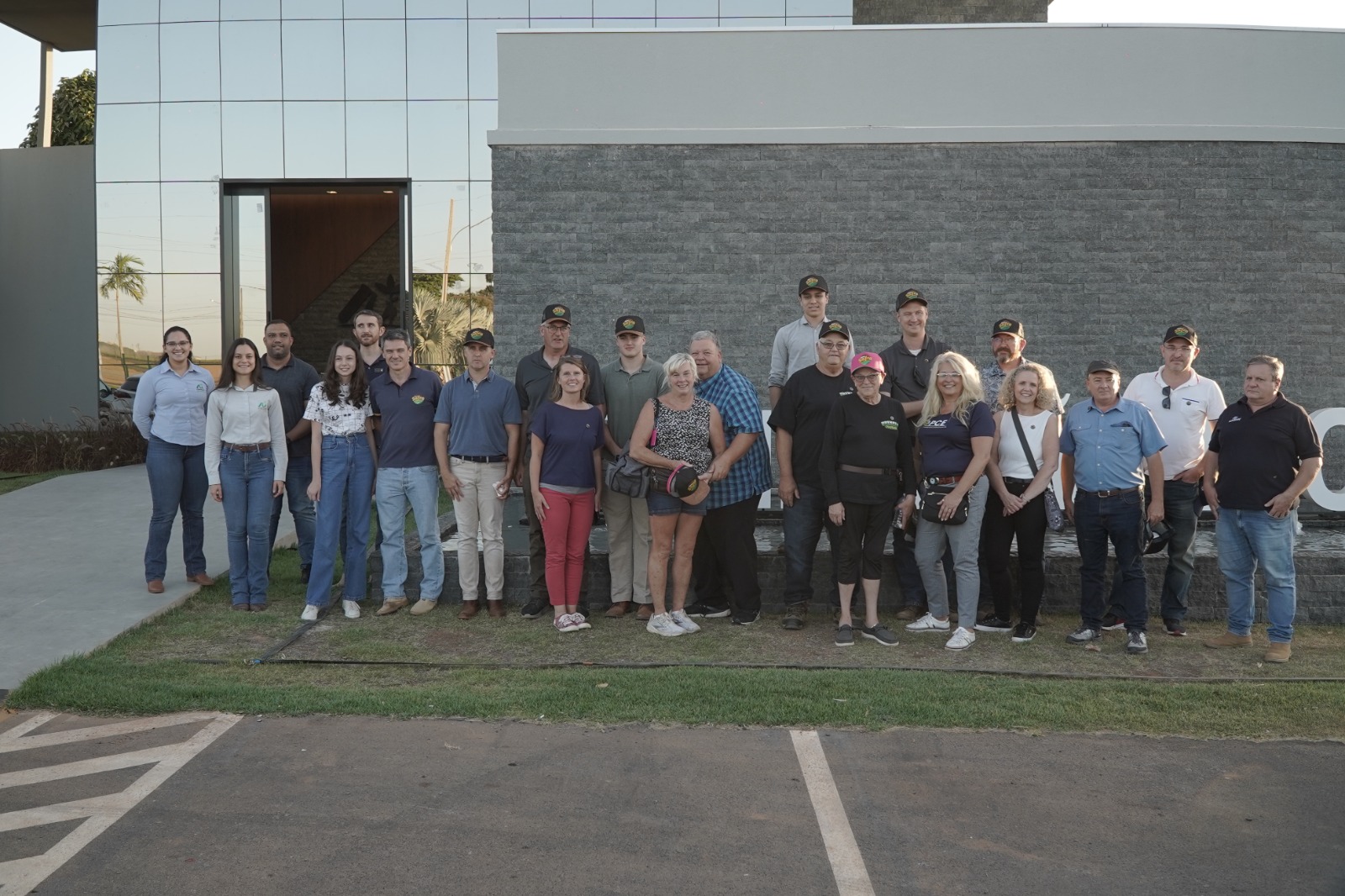 Comitiva de produtores norte-americanos visita Fundação Rio Verde