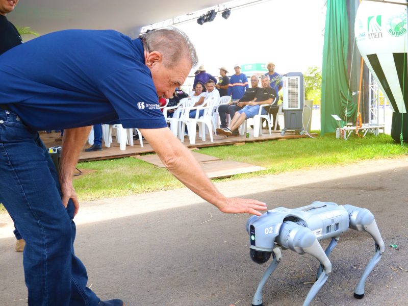 Cão-robô desfila nas ruas do Show Safra MT e desperta curiosidade sobre tecnologia