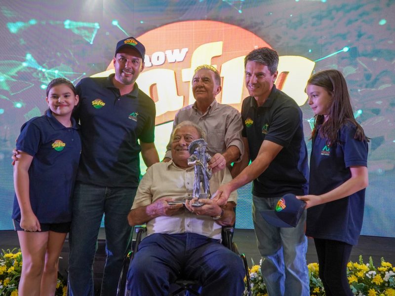 Ex-ministro da Agricultura Alysson Paolinelli recebe prêmio O Semeador no Show Safra 2023