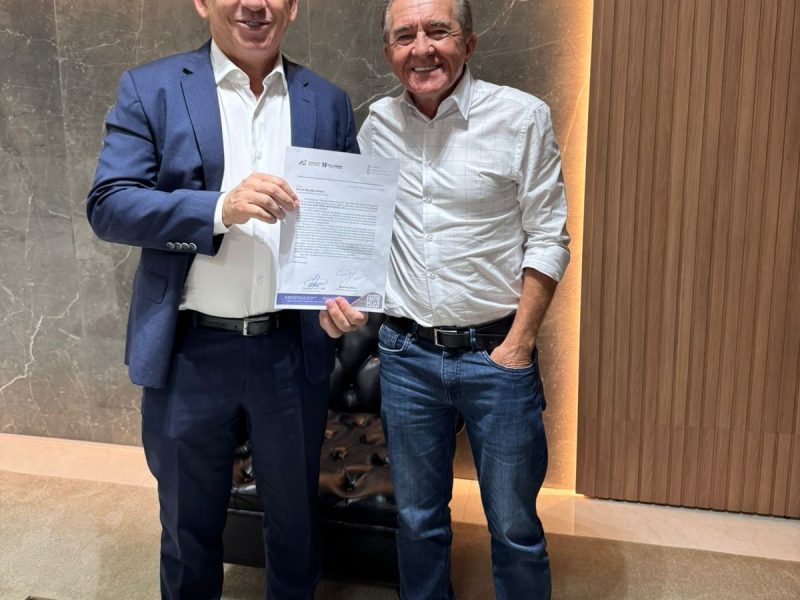 Presidente da Fundação Rio Verde entrega convite do Show Safra Mato Grosso ao governador Mauro Mendes