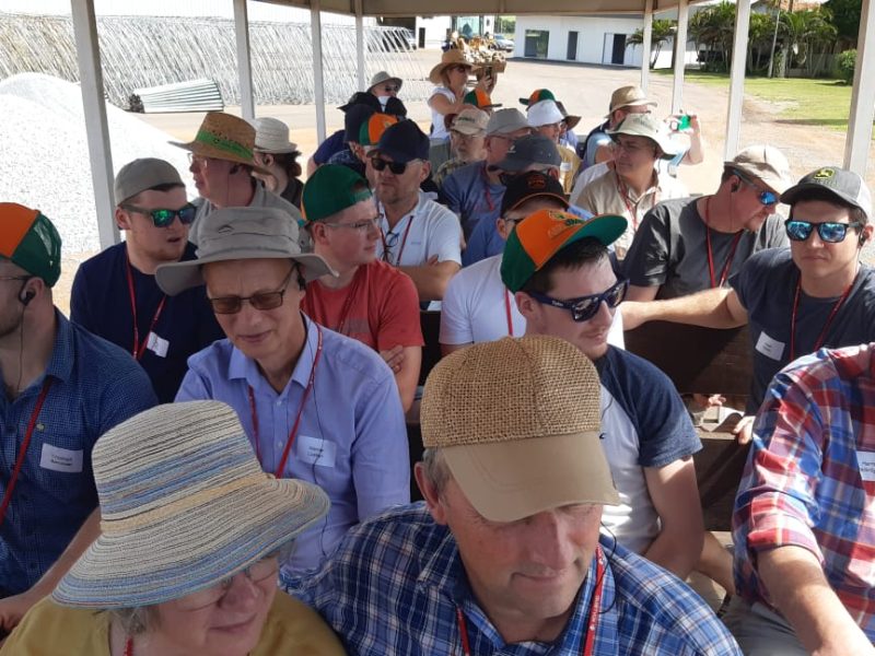 Produtores alemães visitam Fundação Rio Verde para conhecer técnicas de pesquisa