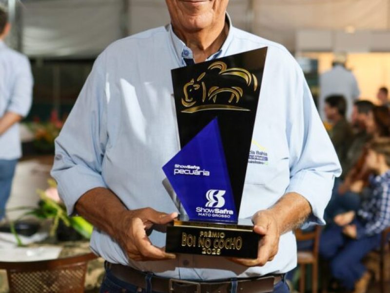 Show-Safra-Pecuaria-entrega-trofeu-Boi-no-Cocho-575x1024